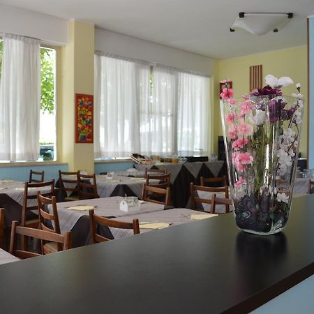 Urania Hotel Fogliano Marina Exterior photo