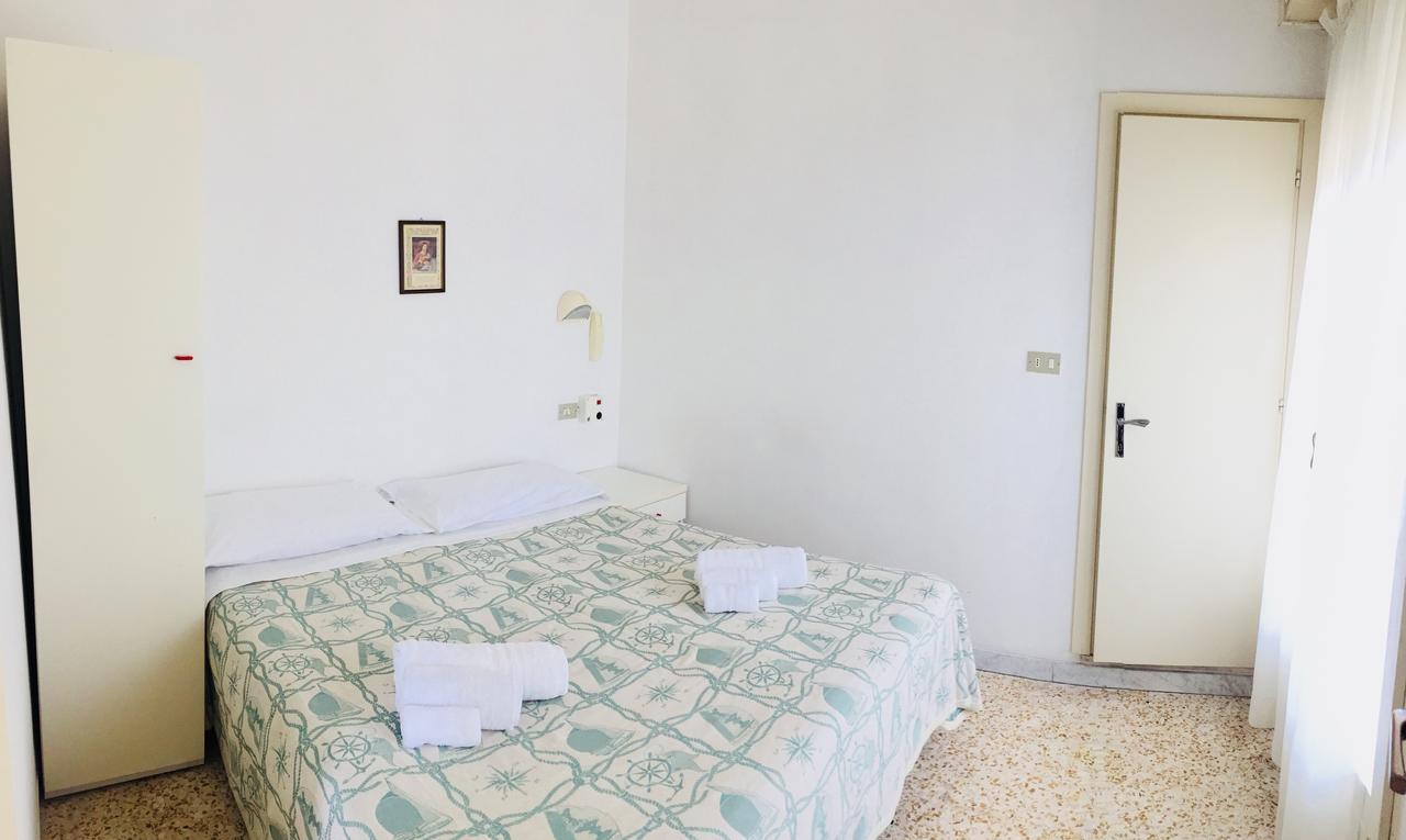Urania Hotel Fogliano Marina Exterior photo
