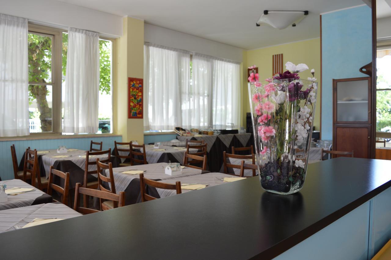 Urania Hotel Fogliano Marina Exterior photo