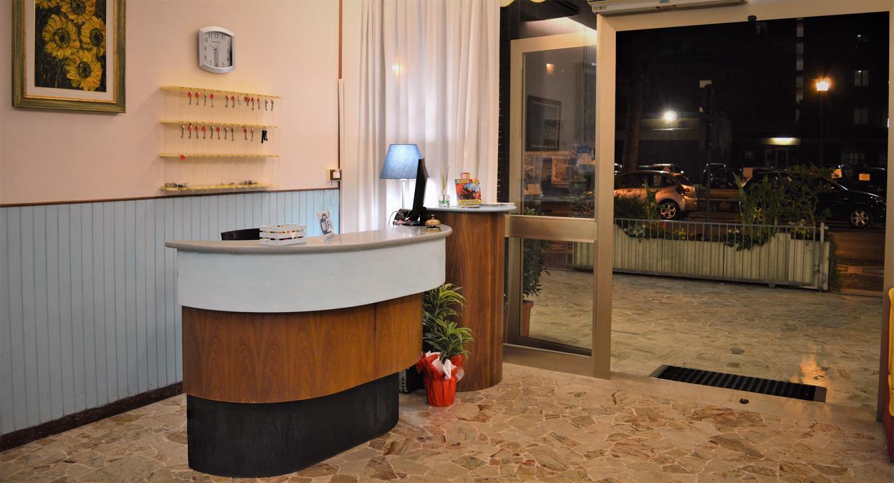 Urania Hotel Fogliano Marina Exterior photo