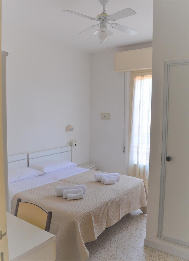 Urania Hotel Fogliano Marina Exterior photo
